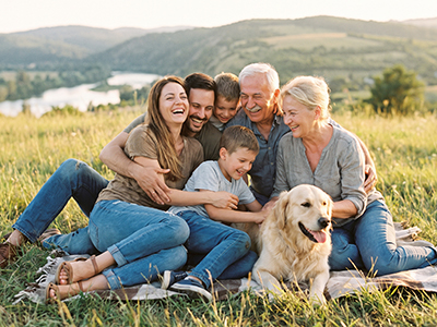 Família feliz reunida em harmonia e amor